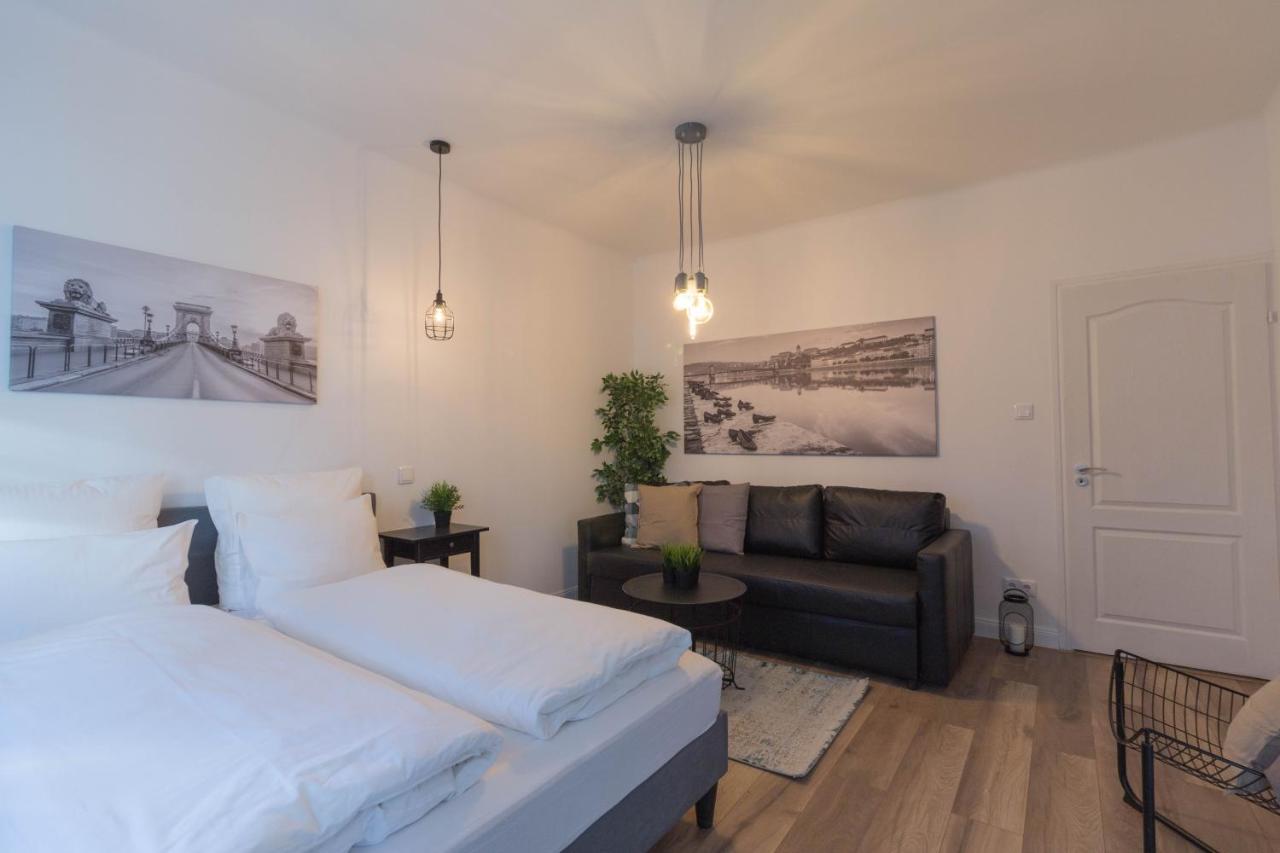 Standard Apartment By Hi5 - Madach Budapest Bagian luar foto