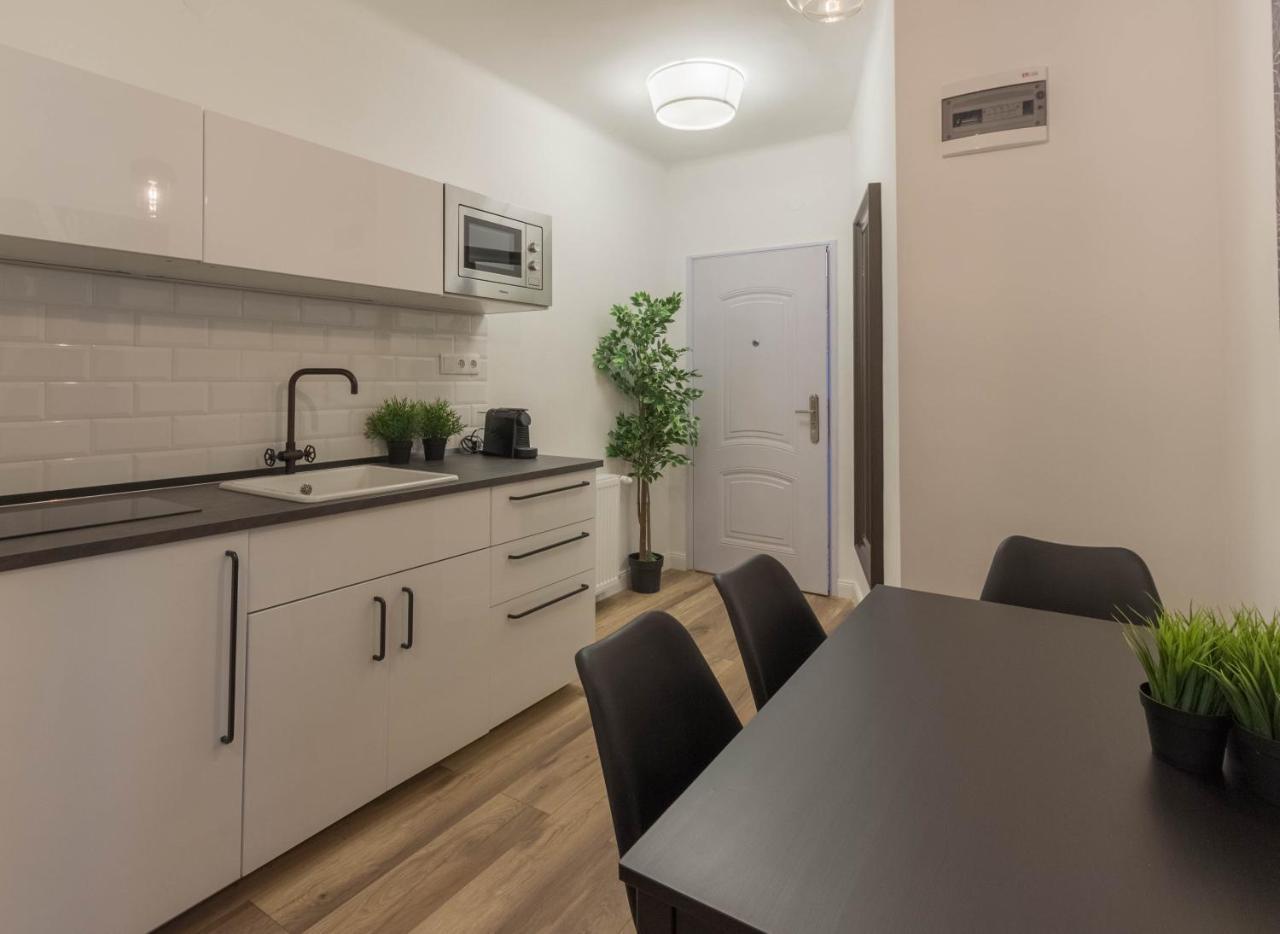 Standard Apartment By Hi5 - Madach Budapest Bagian luar foto