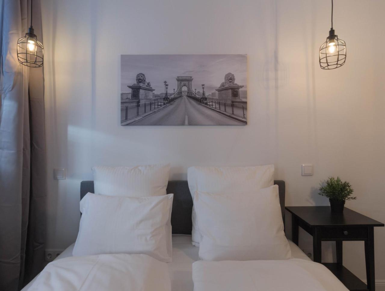 Standard Apartment By Hi5 - Madach Budapest Bagian luar foto
