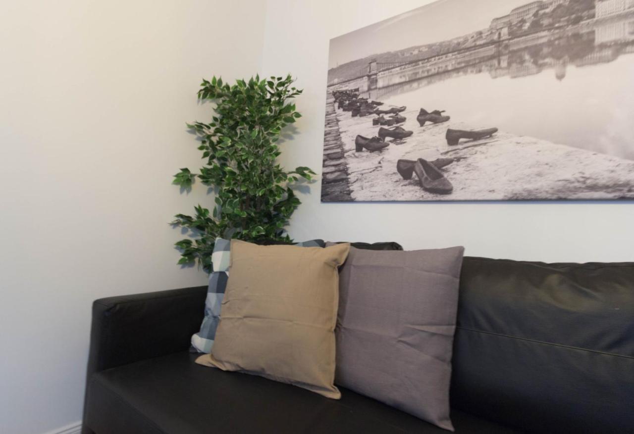 Standard Apartment By Hi5 - Madach Budapest Bagian luar foto