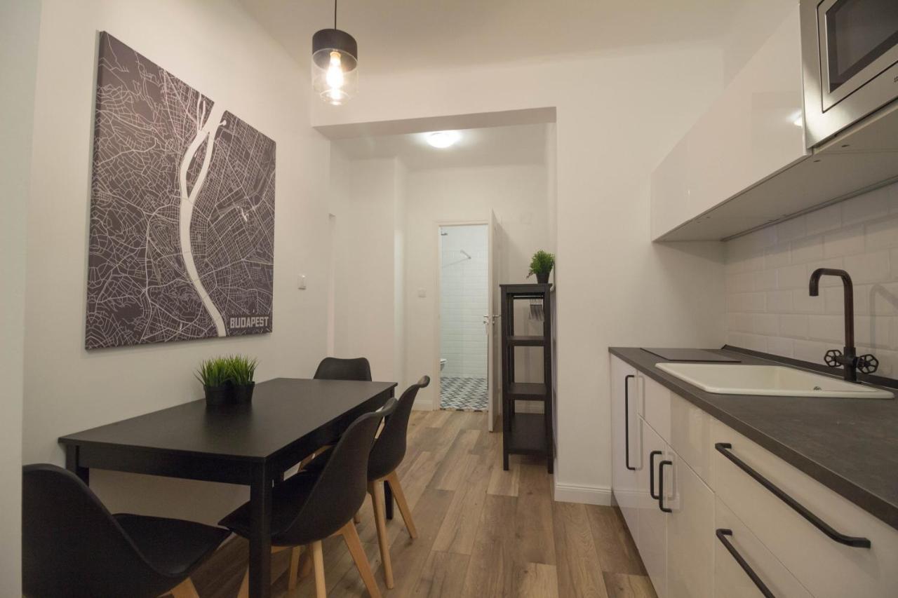Standard Apartment By Hi5 - Madach Budapest Bagian luar foto
