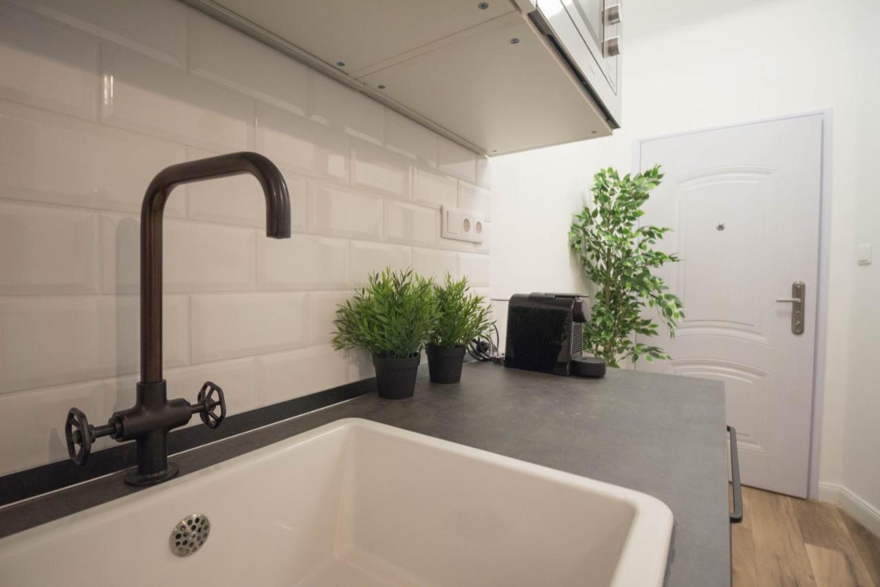 Standard Apartment By Hi5 - Madach Budapest Bagian luar foto