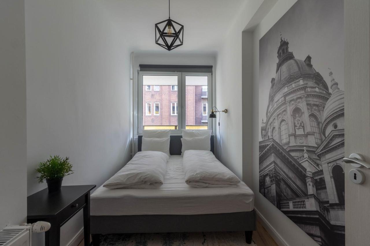 Standard Apartment By Hi5 - Madach Budapest Bagian luar foto