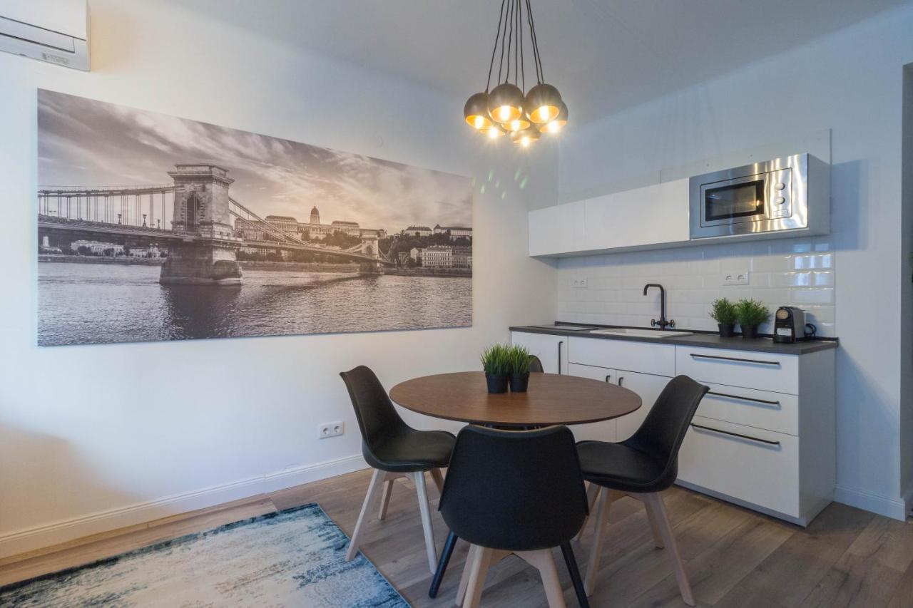 Standard Apartment By Hi5 - Madach Budapest Bagian luar foto